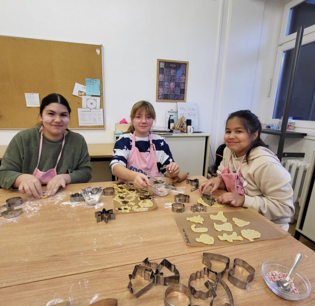 Kinder backen gemeinsam Kekse
