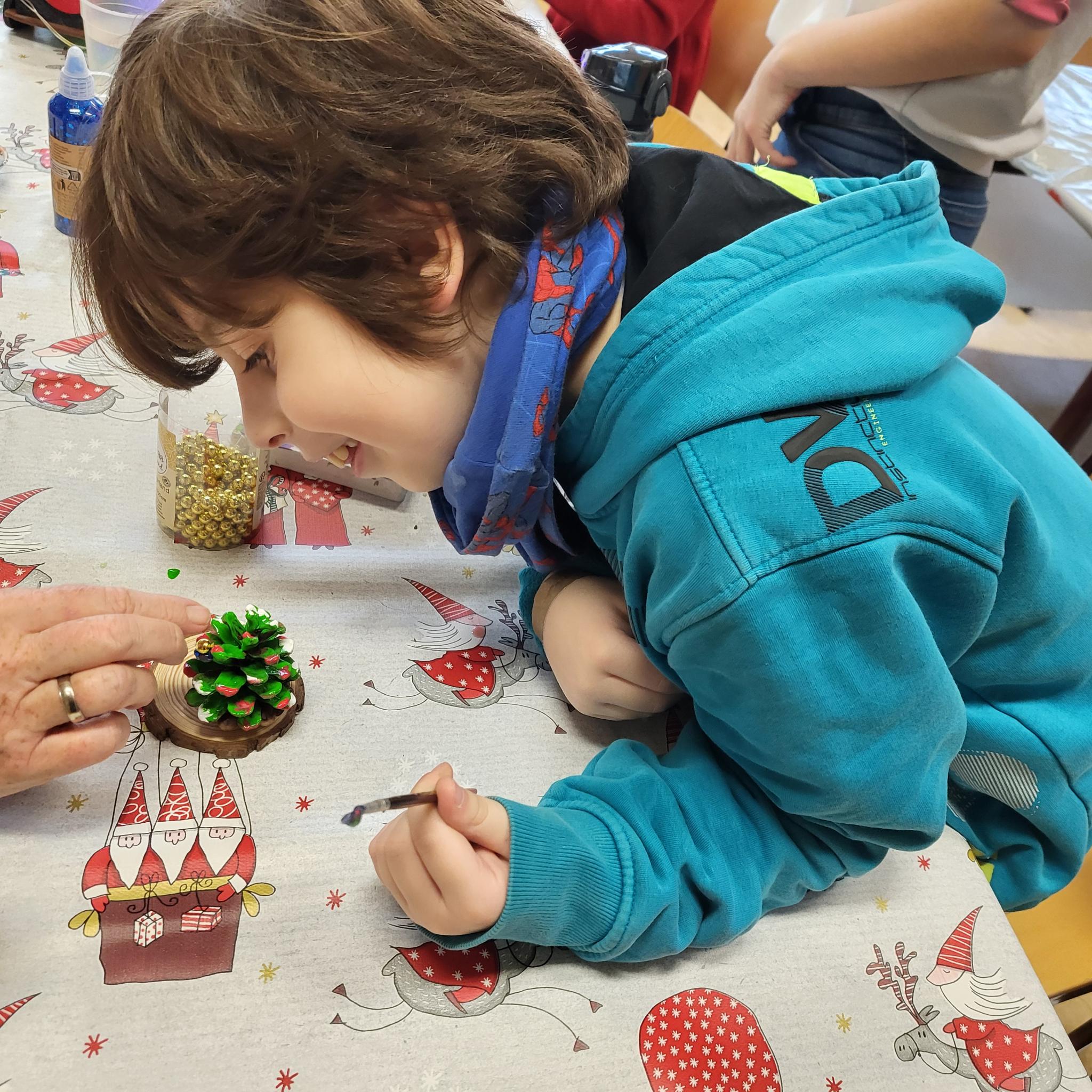 Kind bastelt Weihnachtsanhäner