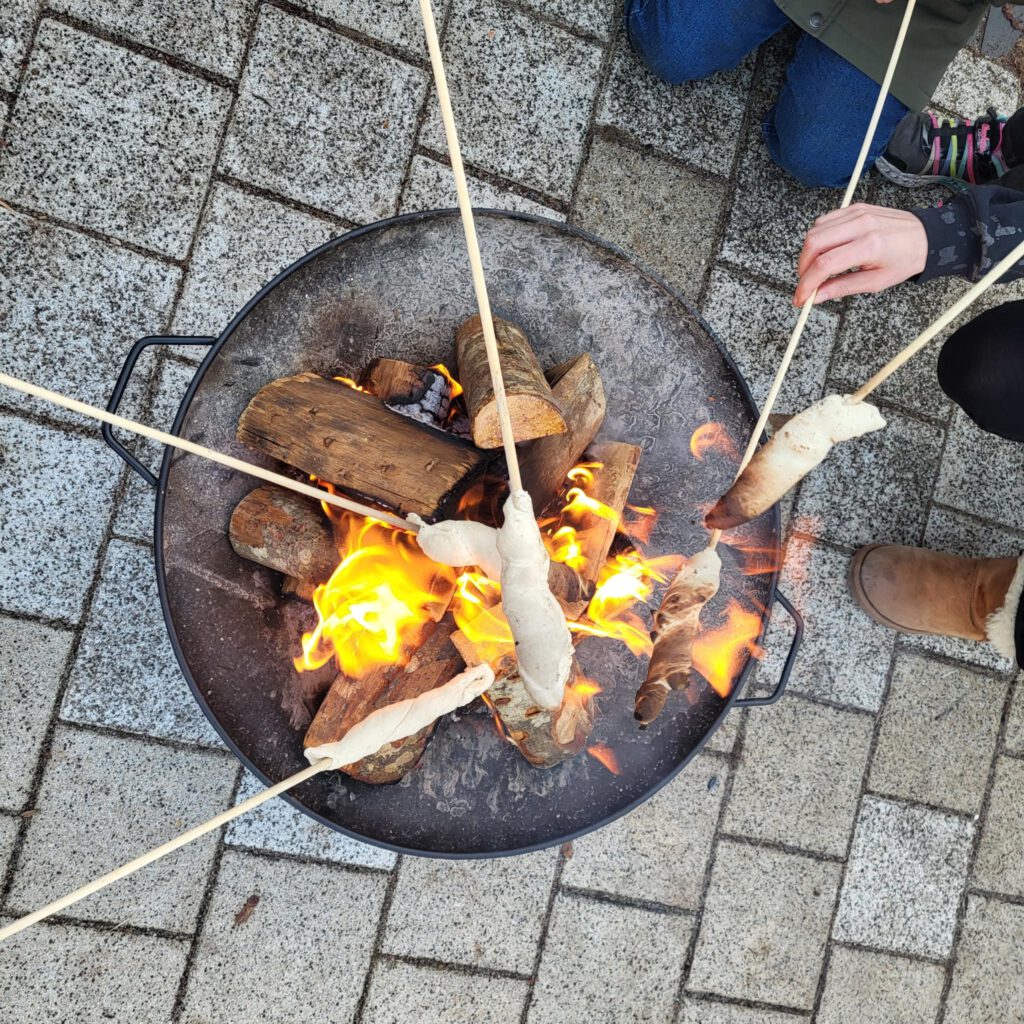 Feuerschale mit Stockbrot
