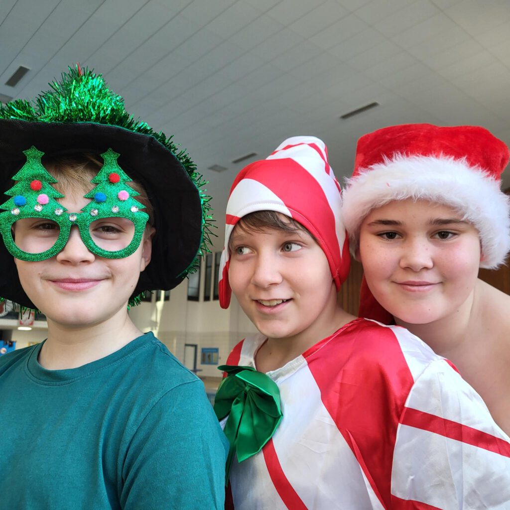 3 verkleidete Kinder beim Badefasching