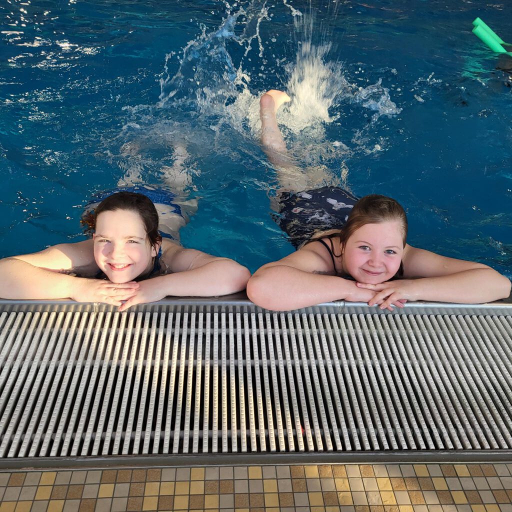 Zwei Kinder im Wasser