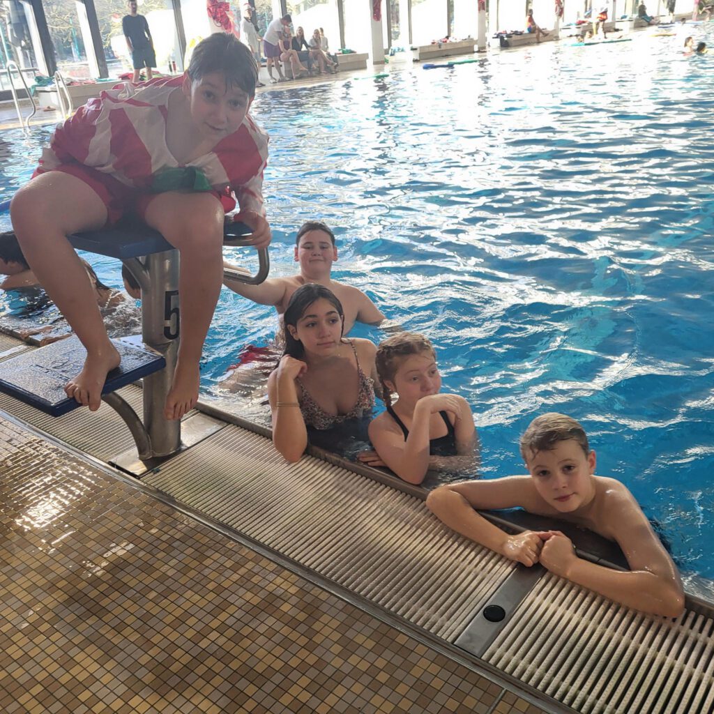 Kinder im wasser im Pool