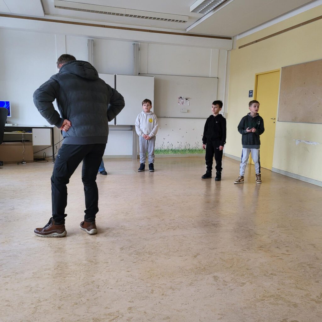 Spielerische Darstellung einer gefährlichen Situation für KInder