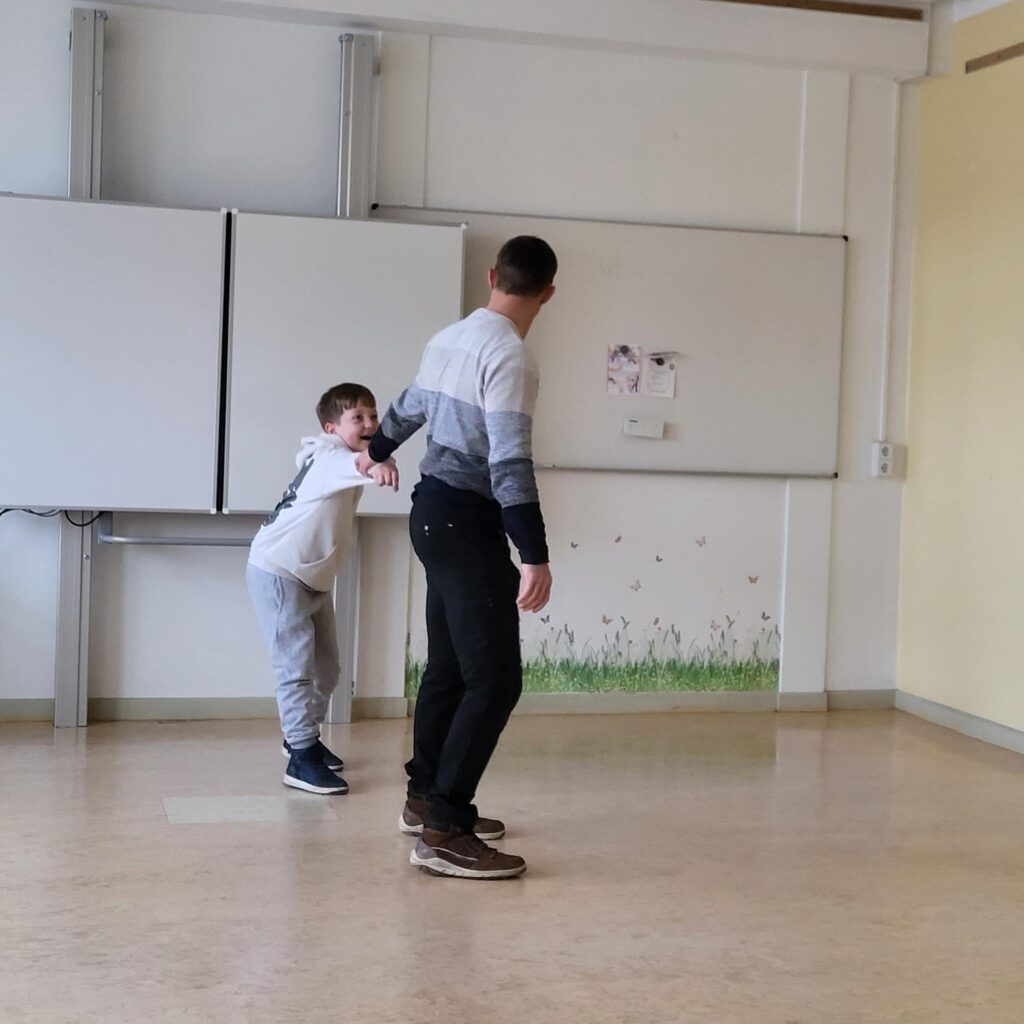 Spielerische Darstellung einer gefährlichen Situation für KInder