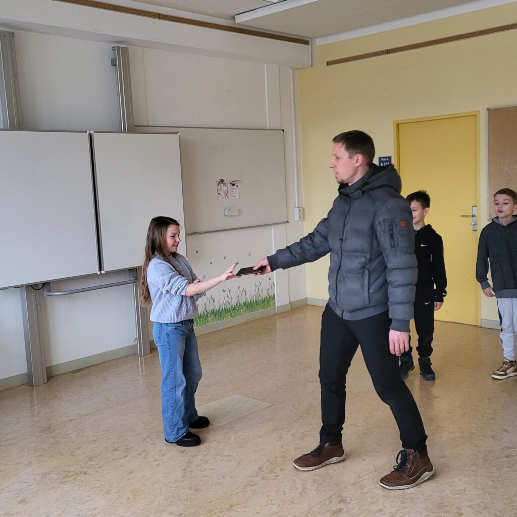 Spielerische Darstellung einer gefährlichen Situation für KInder