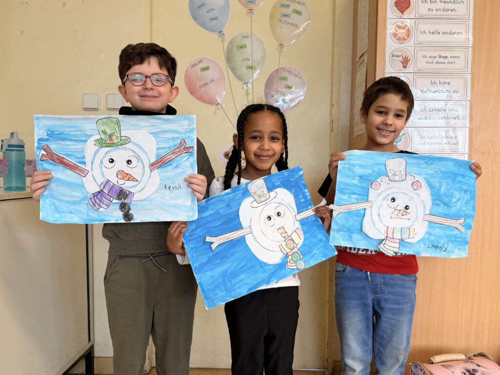 Kinder halten ihre Zeichnung hoch von Wintertieren