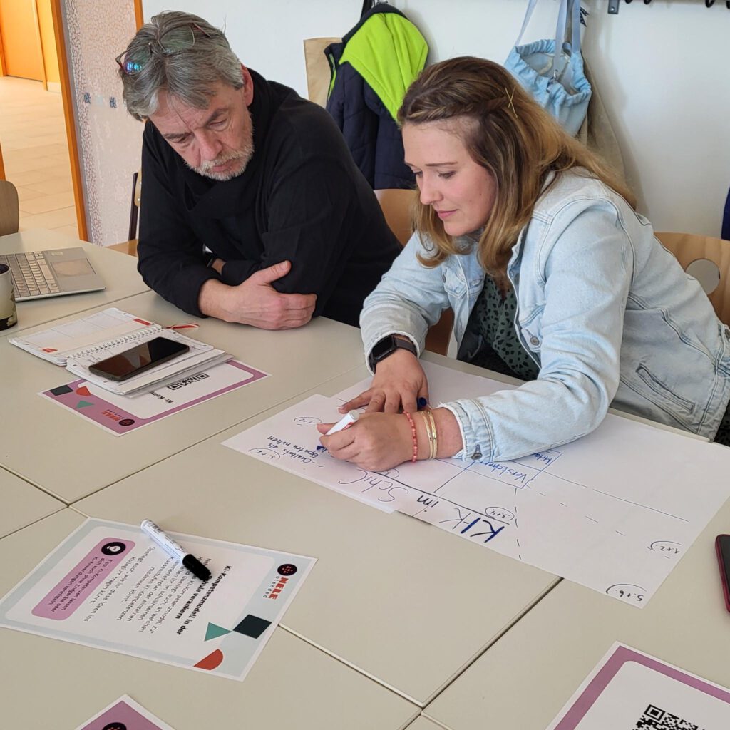 Zwei Kollegen arbeiten mit KI