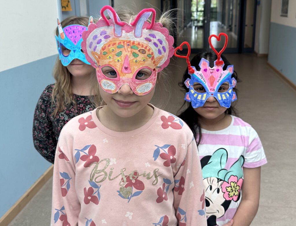 Kinder mit Maske