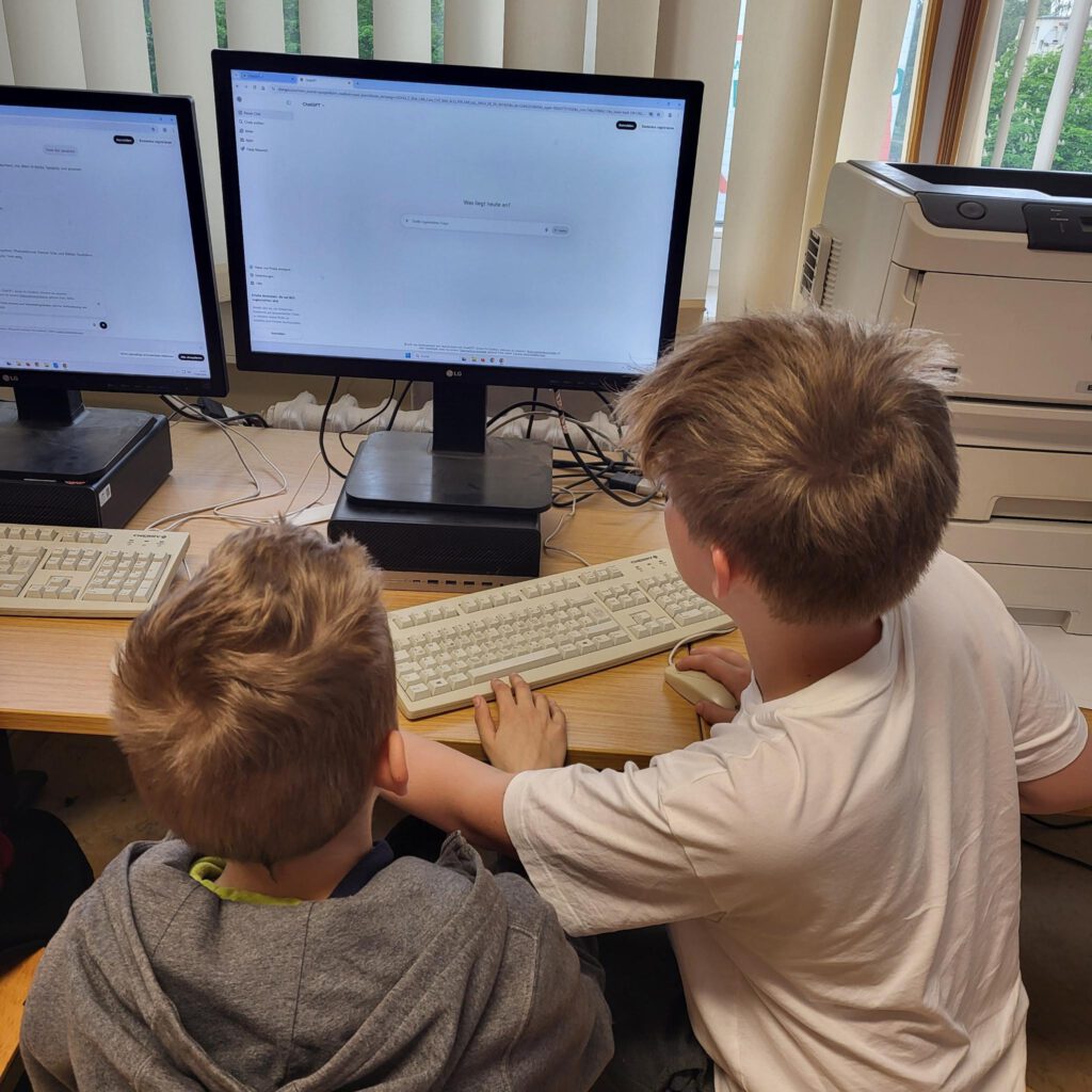 zwei Kinder am PC