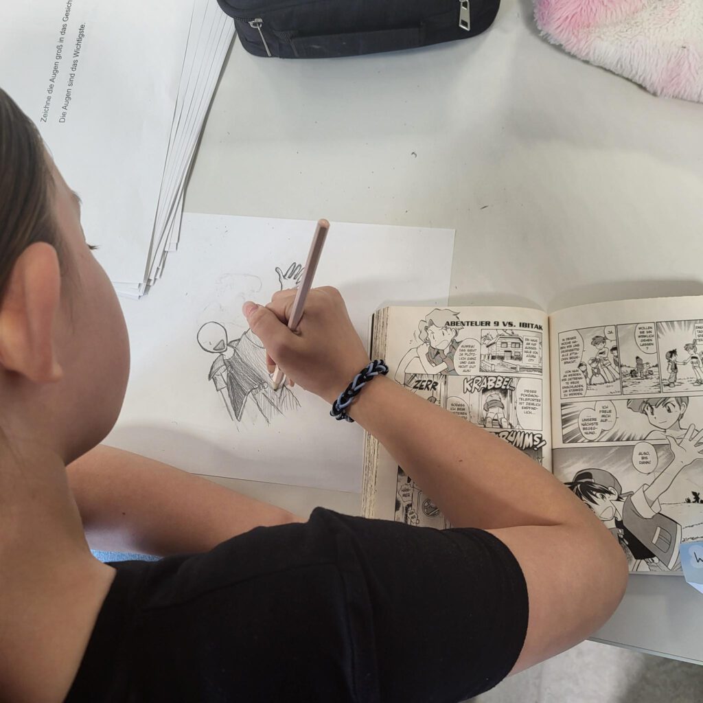 Kind zeichnet Mangas