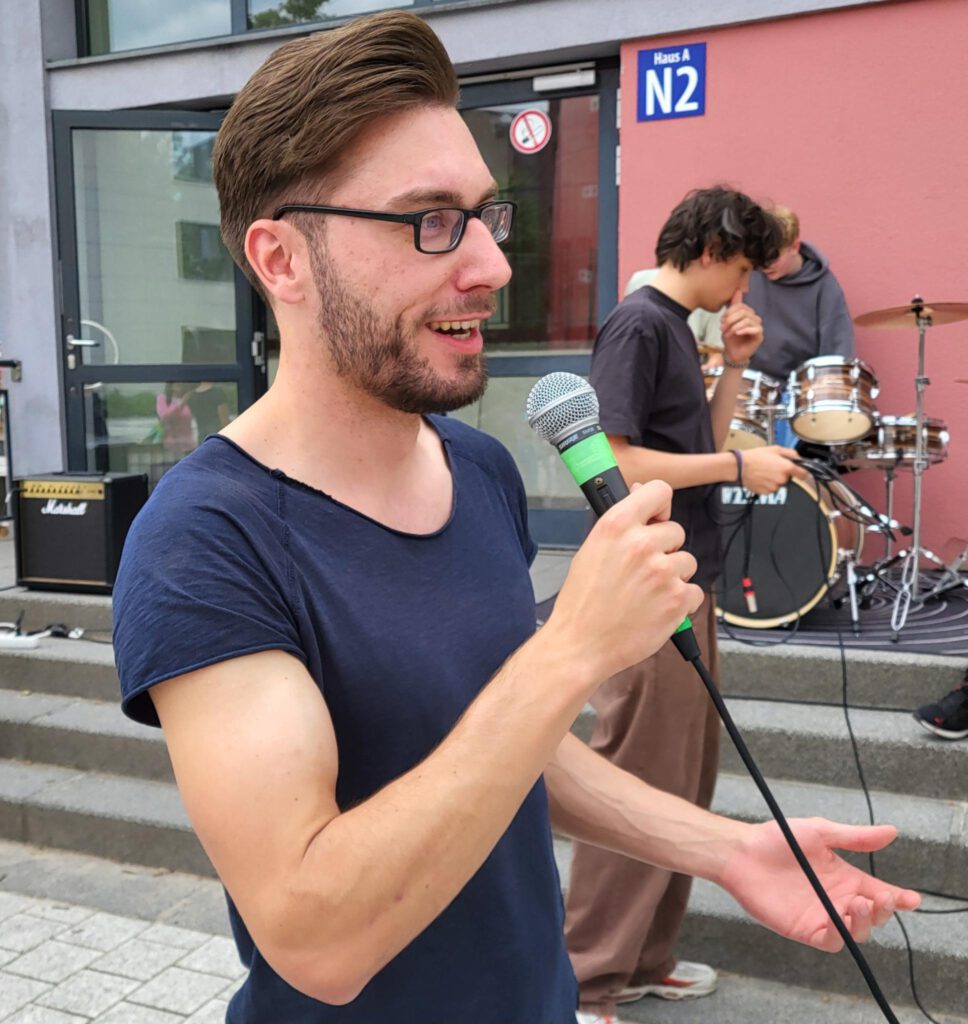 Erzieher mit Mikrofon