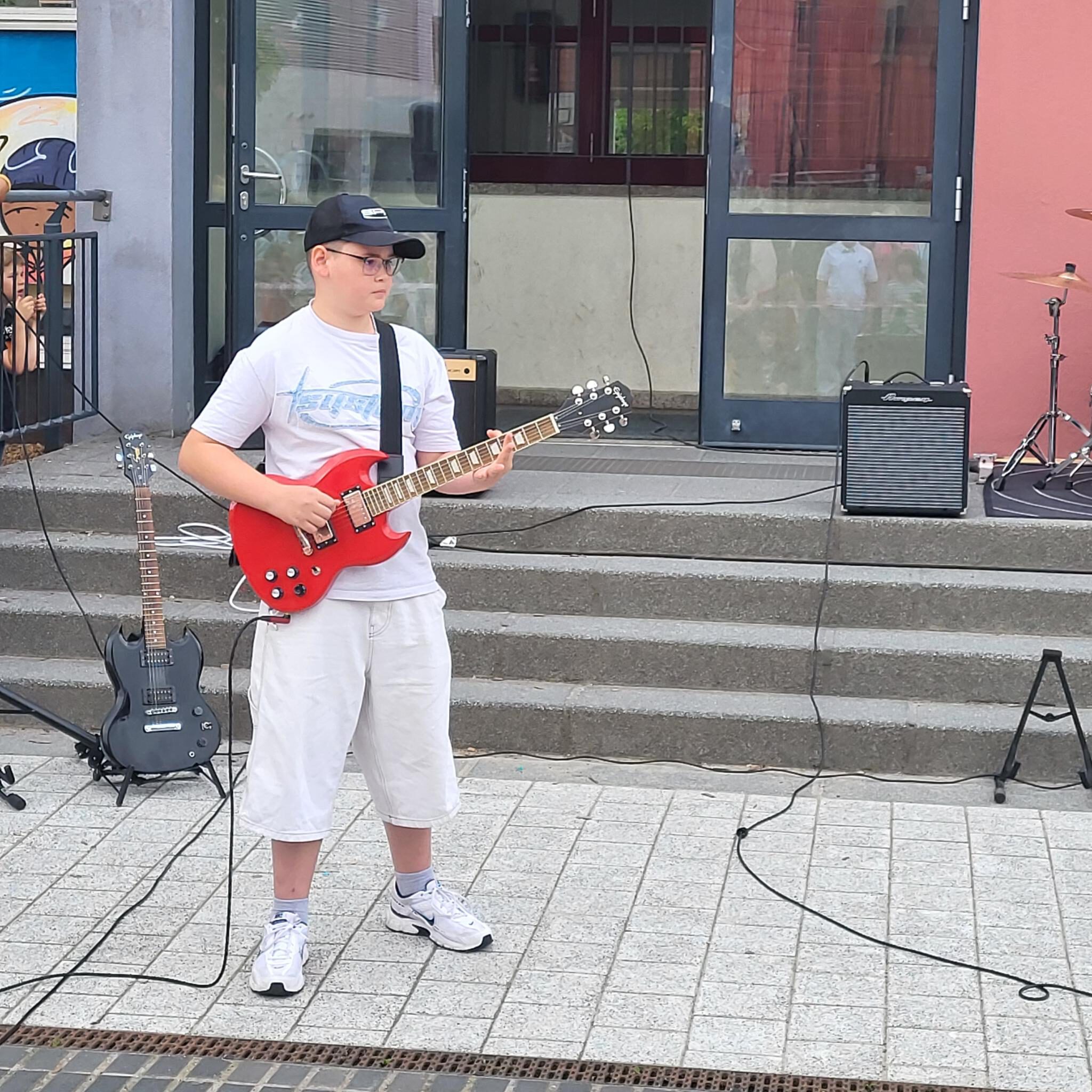 Kunge spielt Bass Gitarre
