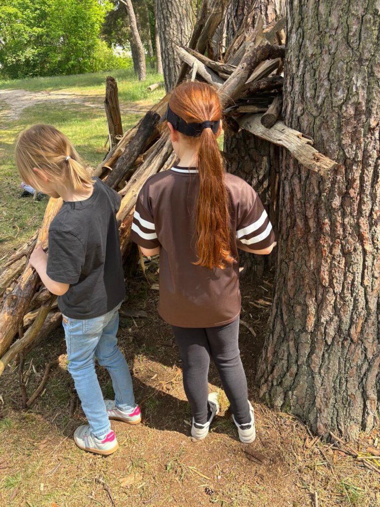 Kinder im Wald