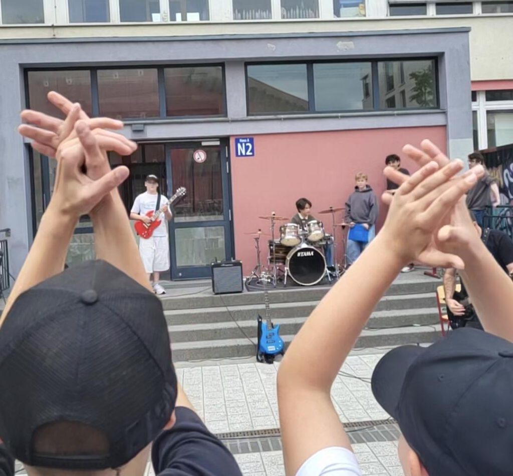 band wird beklatscht