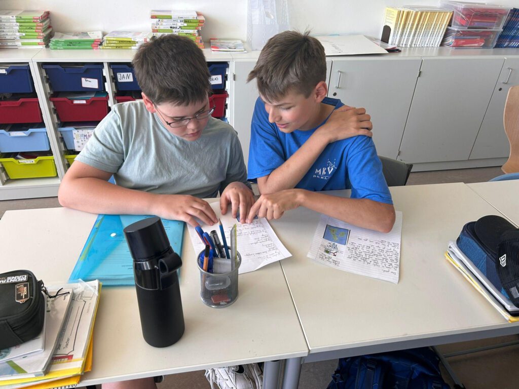 Zwei Jungen lesen einen Brief