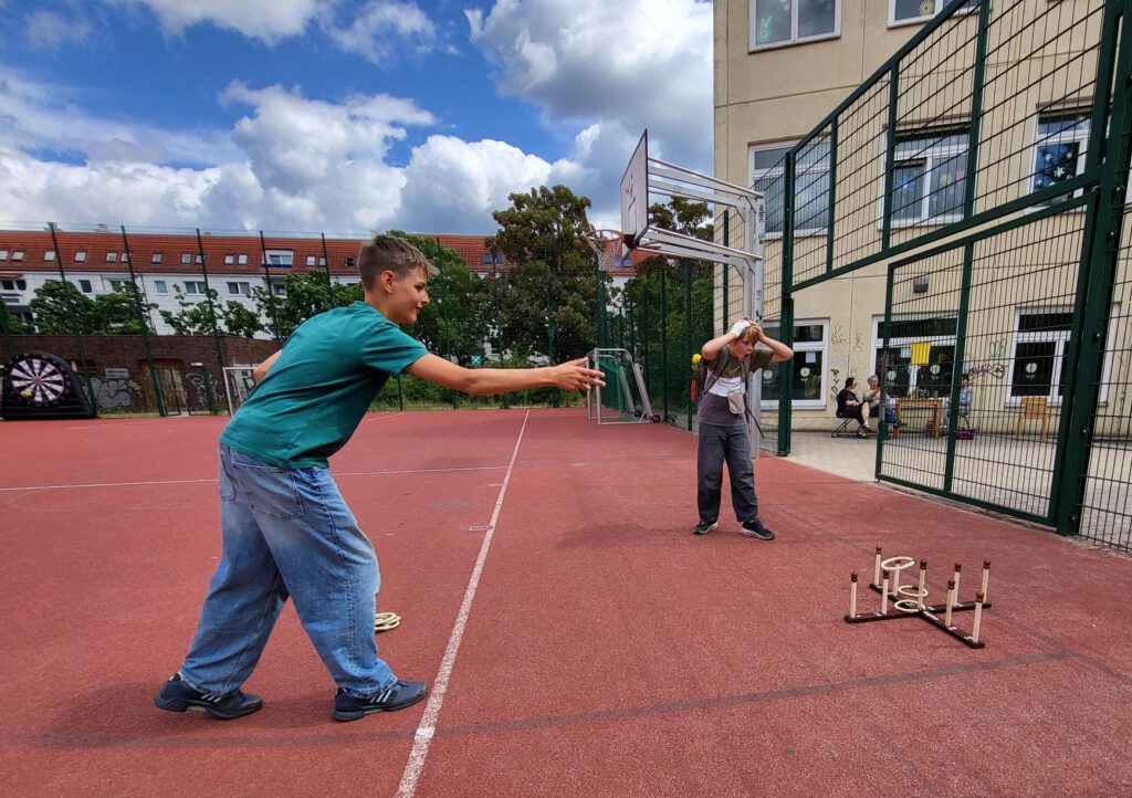 Kinder spielen Ringe werfen